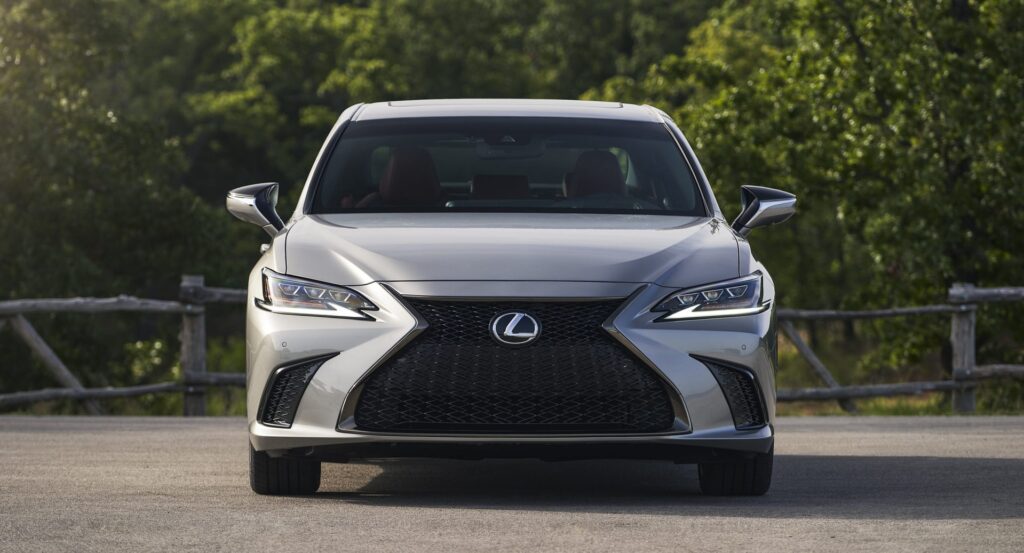 Mặt trước ES350 Fsport với lưới tả nhiệt tổ ong thể thao sang trọng