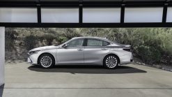 Thiết kế sang trọng mềm mại bên hông Lexus ES là điểm nhấn về vẻ đẹp với thời gian qua các thế hệ ES