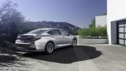 Thiết kế phía sau Lexus ES
