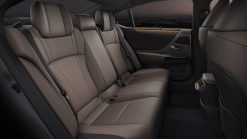 Hàng ghế sau Lexus ES với chất liệu da cao cấp và tích hợp sưởi, làm mát ghế
