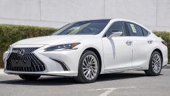 Lexus ES300h 2023 vẫn giữ nguyên thiết kế bên ngooài