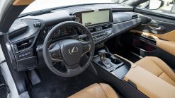 Vô văng Lexus ES300h trang bị đầy đủ công nghệ và tiện nghi điều khiển tự động và giải trí