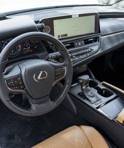 Vô văng Lexus ES300h trang bị đầy đủ công nghệ và tiện nghi điều khiển tự động và giải trí