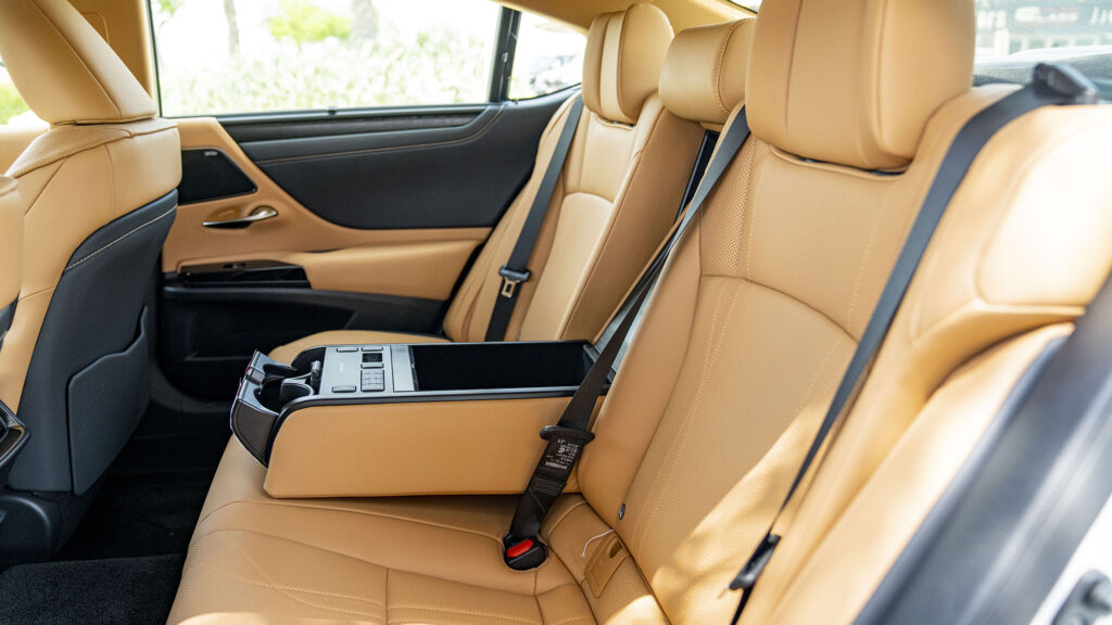 Lexus ES300h Hybrid 23 Hàng ghế sau được trang bị bệ tì tay lớn tích hợp phím điều khiển chung sang trọng