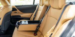 Lexus ES300h Hybrid 16 Hàng ghế sau được trang bị bệ tì tay lớn tích hợp phím điều khiển chung sang trọng