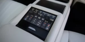 Bảng điều khiển hàng ghế phía sau Ls500h