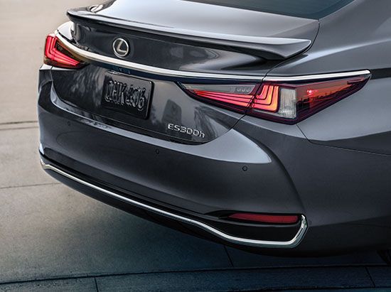 Lexus ES rear pedestrian detection moresafety tile 550x411 LEX ESH MY23 0015