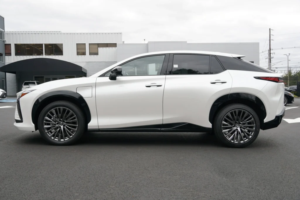 Lexus đăng ký RZ tại Việt Nam: Xe sang chạy điện tối đa 450 km 2 Lexus RZ đã được đăng ký kiểu dáng công nghiệp tại Việt Nam.