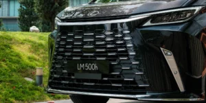 Lexus LM 500h 6 chỗ 5 Ngoại thất vẫn giữ nét thiết kế đặc trưng trong khi tăng kích thước (nhưng không tăng chiều dài cơ sở)