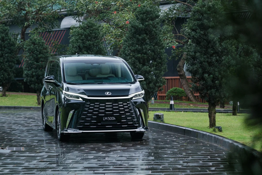 Ngắm Lexus LM 500h vừa mở bán tại Việt Nam, có cả màn hình 48 inch 1 Ngoại thất vẫn giữ nét thiết kế đặc trưng trong khi tăng kích thước (nhưng không tăng chiều dài cơ sở)