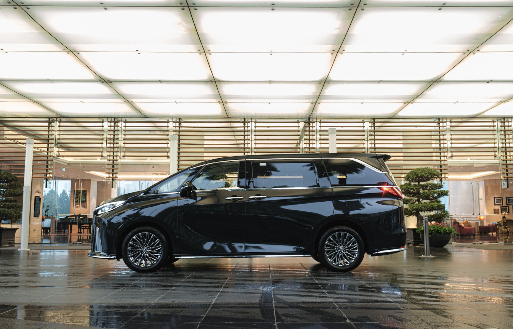 Khám phá tính năng Lexus LM 500h 2025 hoàn toàn mới 2 trai nghiem khoang hang nhat di dong lexus lm 2024 3