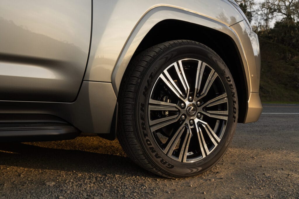 Thư viện ảnh: Lexus LX 700h 2025 các phiên bản 5 2025 Lexus LX 700h Luxury AtomicSilver 006 1500x1000 1