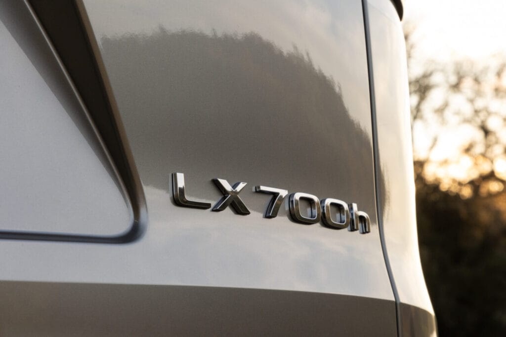 Thư viện ảnh: Lexus LX 700h 2025 các phiên bản 8 2025 Lexus LX 700h Luxury AtomicSilver 007 1500x1000 1