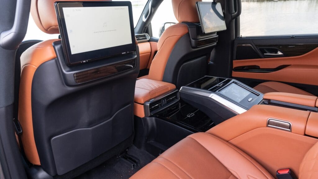 Đẳng cấp chuyên cơ mặt đất Lexus LX 600 VIP Utra Luxury 2025 2 chuyen co mat dat lexus lx 600 vip utra luxury 2025 12