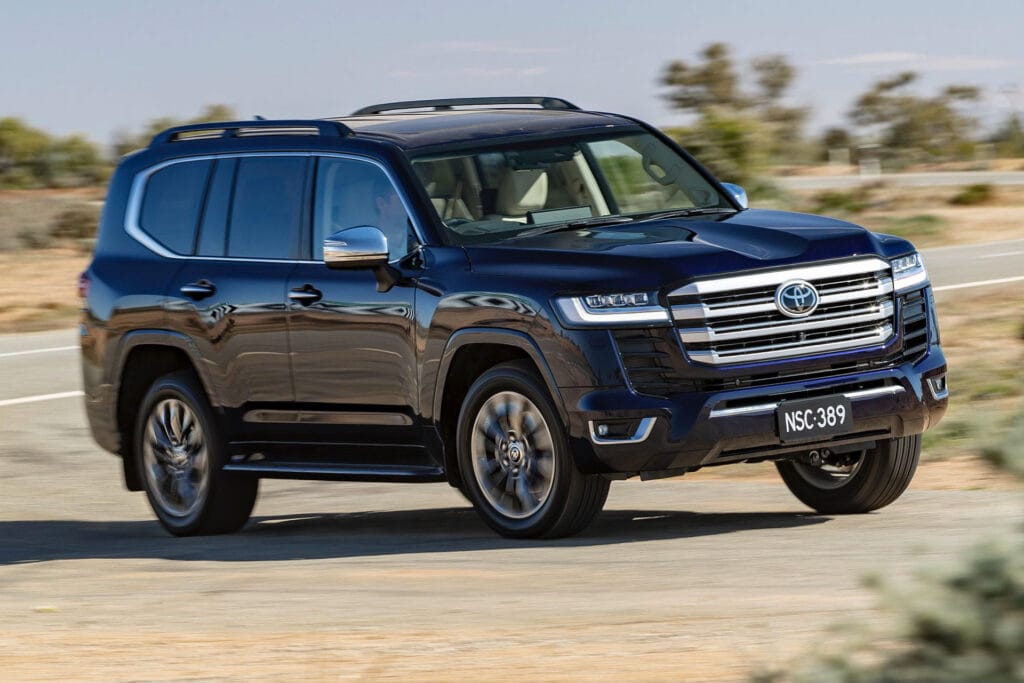2025 - So sánh Toyota Land Cruiser và Lexus LX: SUV cao cấp nào đáng lựa chọn hơn? 3 toyota land cruiser hay lexus lx su khac biet 10