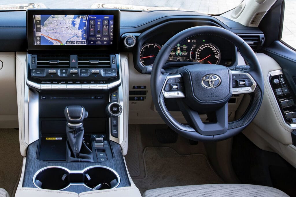 2025 - So sánh Toyota Land Cruiser và Lexus LX: SUV cao cấp nào đáng lựa chọn hơn? 5 toyota land cruiser hay lexus lx su khac biet 6 1