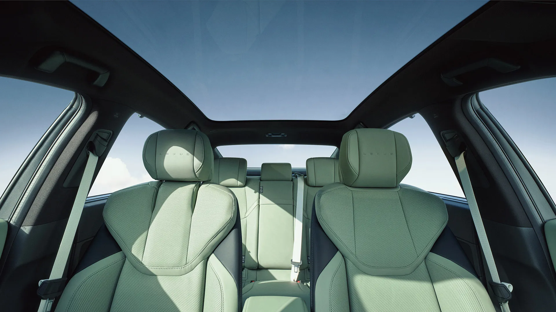 Thiết kế ghế ngồi trước của Lexus ES được tinh chỉnh với mục tiêu mang lại tư thế ngồi chuẩn công thái học