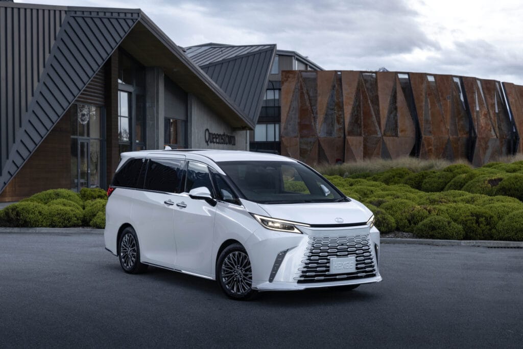 Lexus LM500h Hybrid