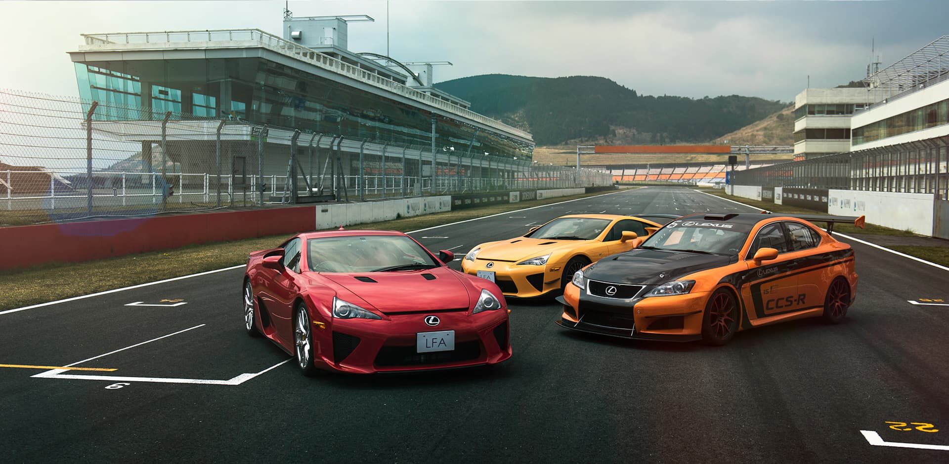 NHÃN HIỆU F - LEXUS F SPORT