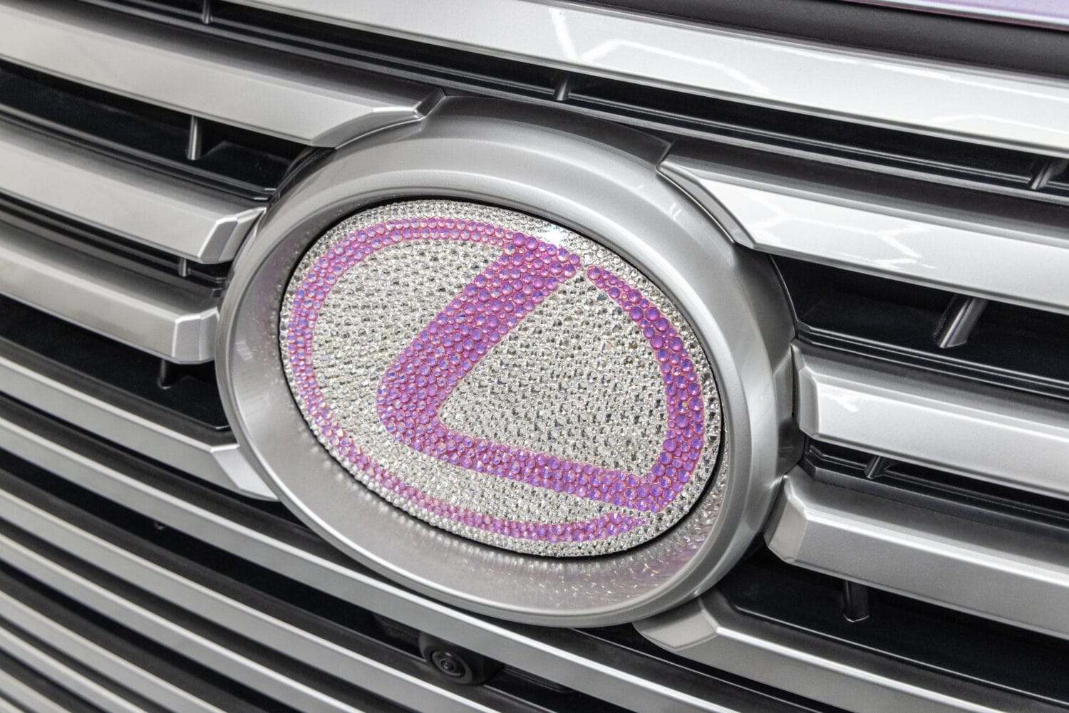 Lexus Glam LX 2025 – Concept SUV biến khoang xe thành studio 3 Logo Lexus được xử lý bằng hiệu ứng pha lê