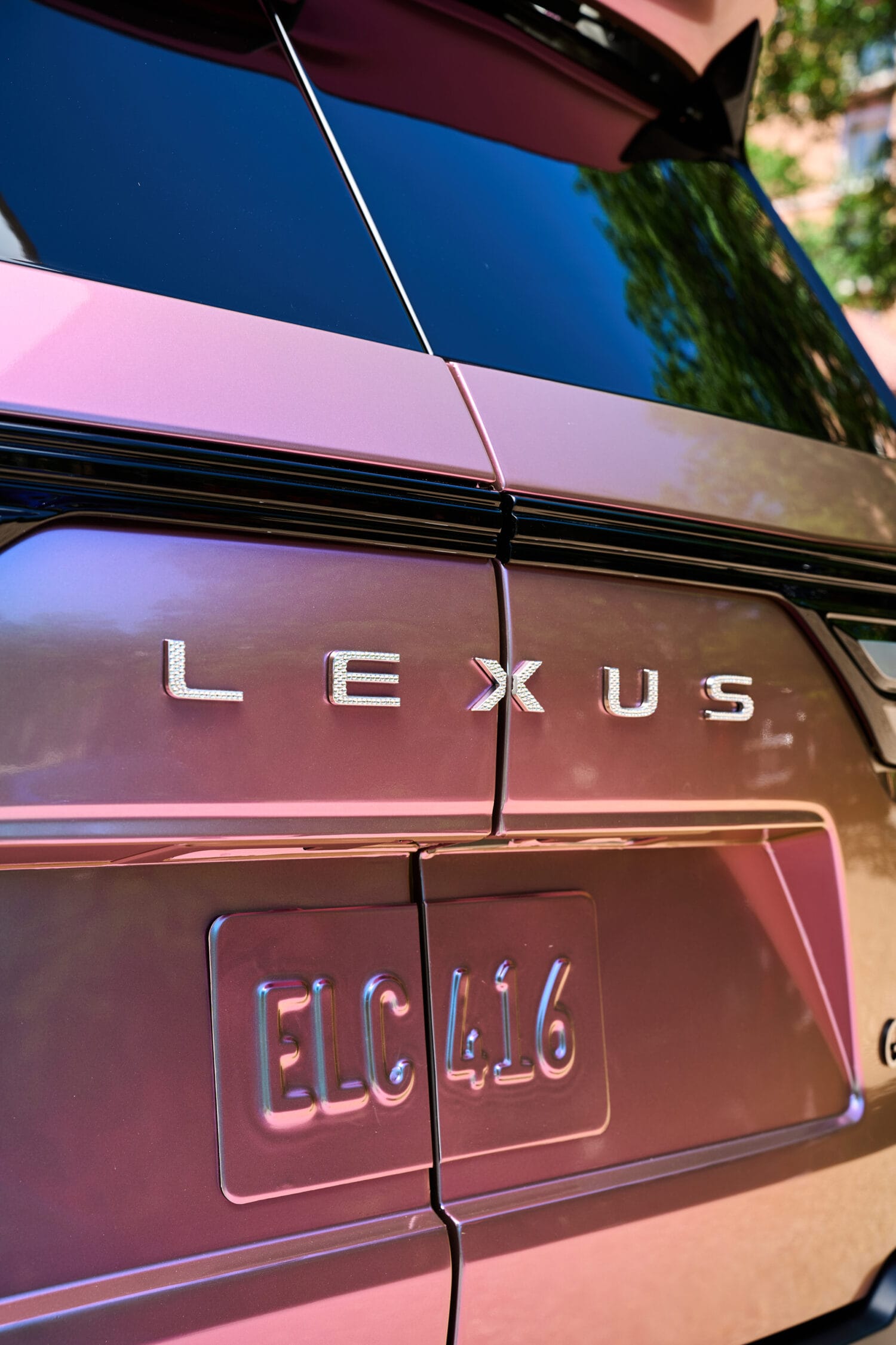 Lexus Glam LX 2025 – Concept SUV biến khoang xe thành studio 2 Glam LX gây ấn tượng mạnh với lớp decal “ngọc trai giao hưởng” tạo hiệu ứng đổi màu theo góc nhìn và ánh sáng