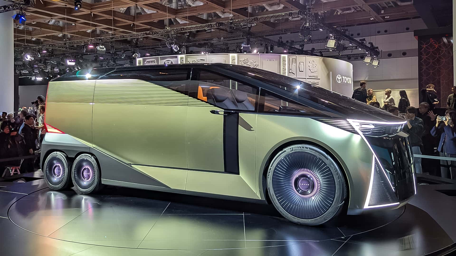 JMS 2025: Chiếc Lexus LS Concept 6 bánh - Một cảnh tượng đáng chiêm ngưỡng 1 Lexus LS Concept tái định nghĩa mẫu xe chủ lực thành xe minivan sáu bánh - Ảnh của: Motor1.com Deutschland