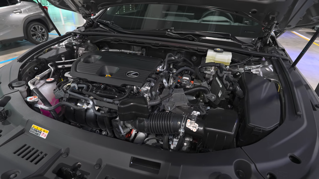ES 350h sử dụng hệ truyền động hybrid gồm động cơ xăng 2.5L kết hợp mô-tơ điện