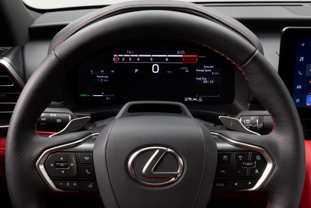 Trải nghiệm lái xe Lexus IS 2026 được tinh chỉnh