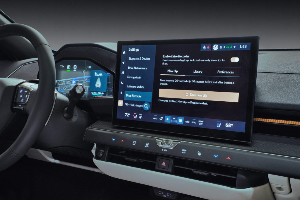 Lexus Interface: Giao diện Lexus thiết lập tiêu chuẩn mới 4 Lần đầu tiên, trải nghiệm đa phương tiện trong cabin của Lexus được kết nối chặt chẽ hơn với màn hình hiển thị đa thông tin (MID)