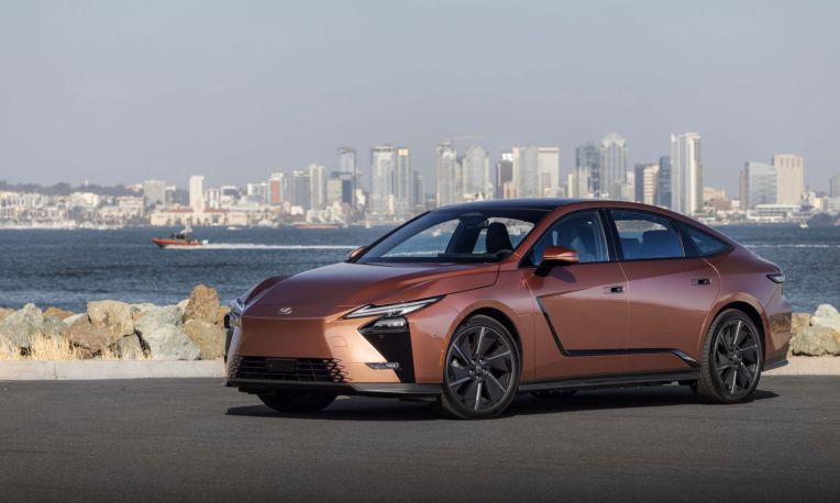 Đánh giá Lexus ES 2026 hoàn toàn mới: ES 350h & ES 500e – Sedan hạng sang đã tiến hoá 2 Thiết kế ngoại thất: ngôn ngữ mới "Clean Tech x Elegance"
