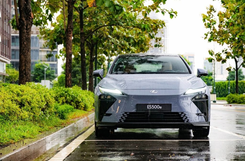Lexus ES 500e là phiên bản sử dụng hoàn toàn năng lượng điện