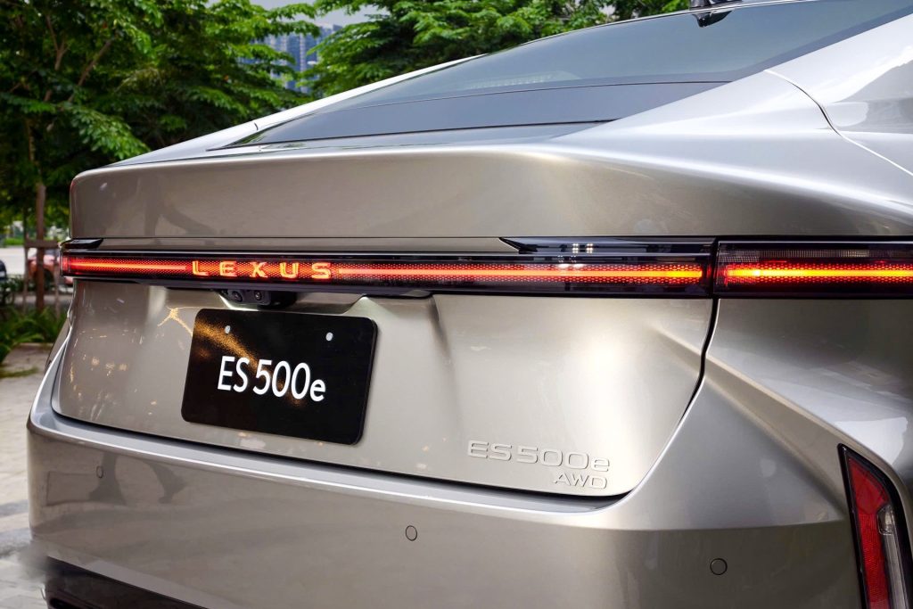 Lexus ES 500e Sonic Titanium 1J7 Lexuscentersaigon17