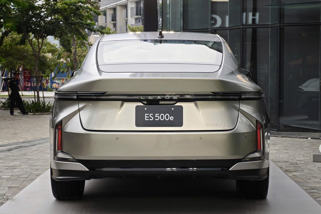 Lexus ES 500e Sonic Titanium 1J7 Lexuscentersaigon19