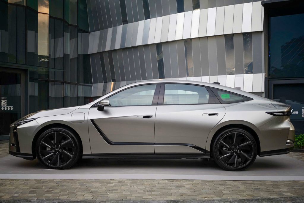 Lexus ES 500e có kích thước dài 5.145 mm, rộng 1.920 mm và cao 1.560 mm; chiều dài cơ sở đạt 2.950 mm