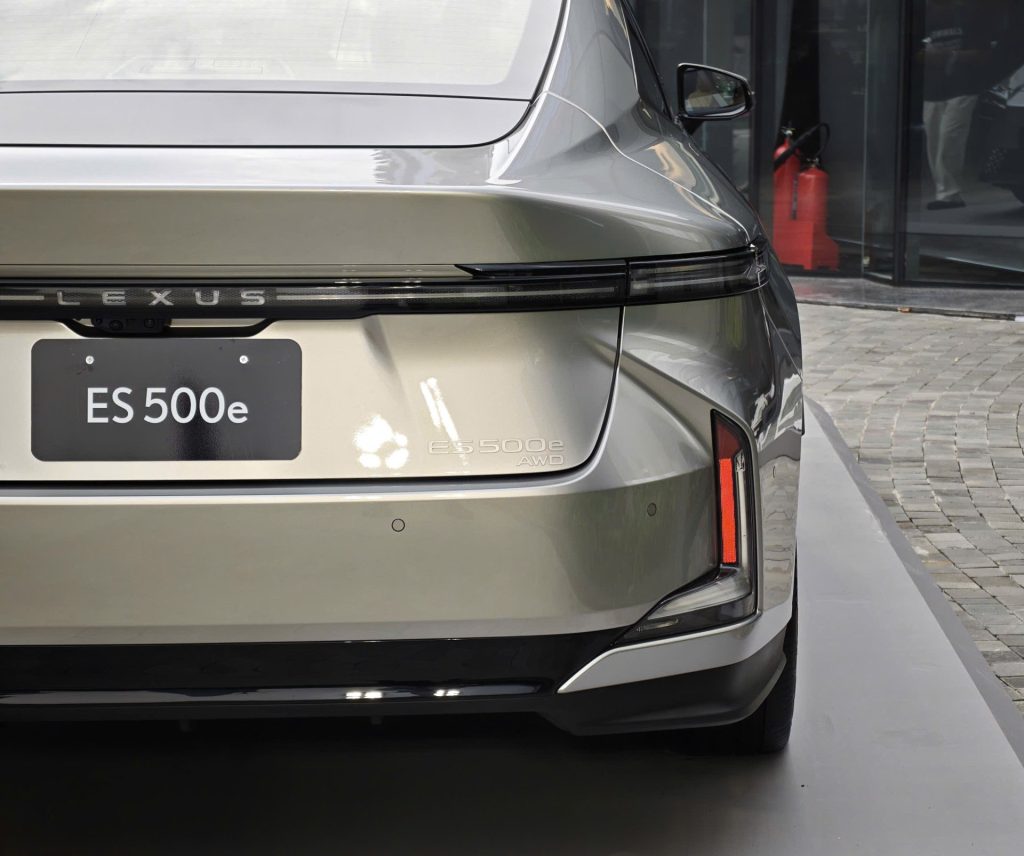 Lexus ES 500e Sonic Titanium 1J7 Lexuscentersaigon4